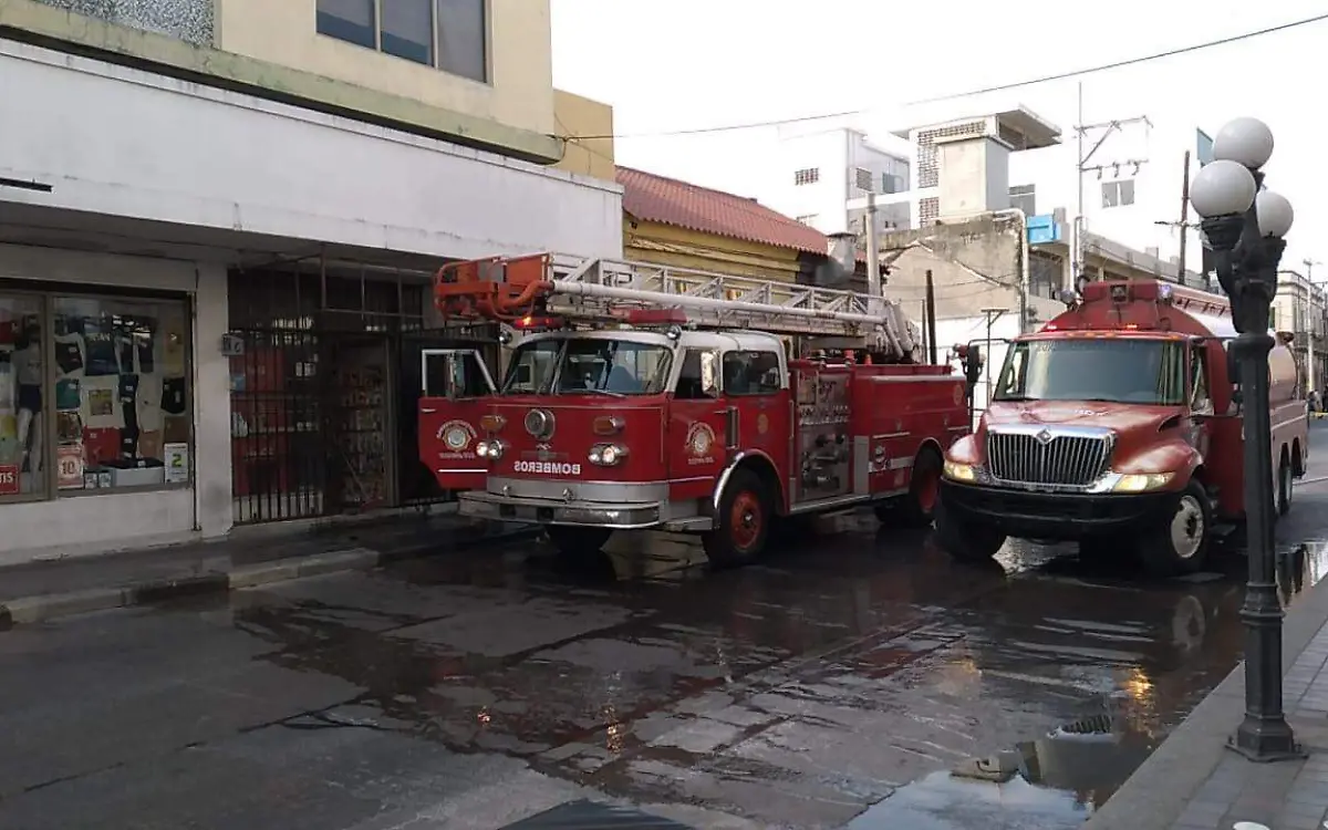 Se incendia edificio en el centro de Tampico